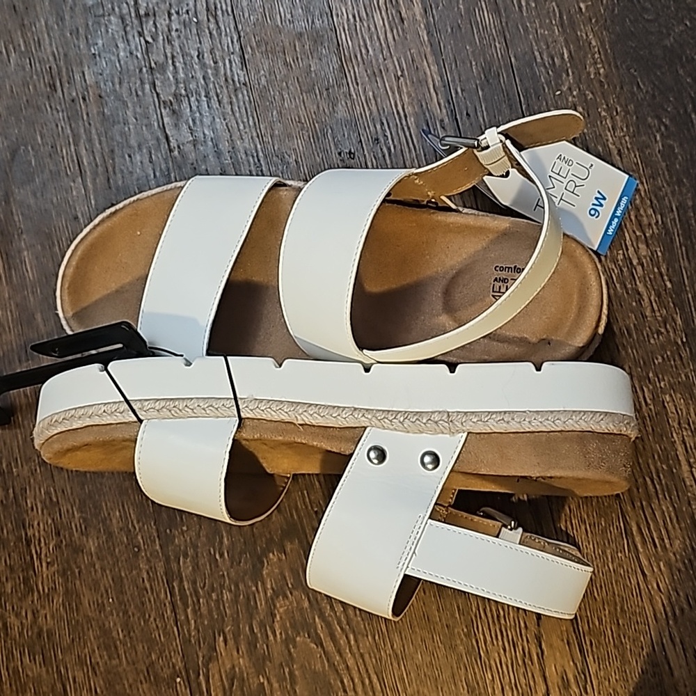 Time and Tru Comfort Flatform Memory foam footbed Sandals White 9W Wide New - Picture 3 of 7